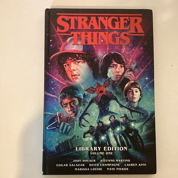 Stranger Things: Library Ed. Volume 1 & Dungeons & Dragons graphic novel books - Picture 2 of 12